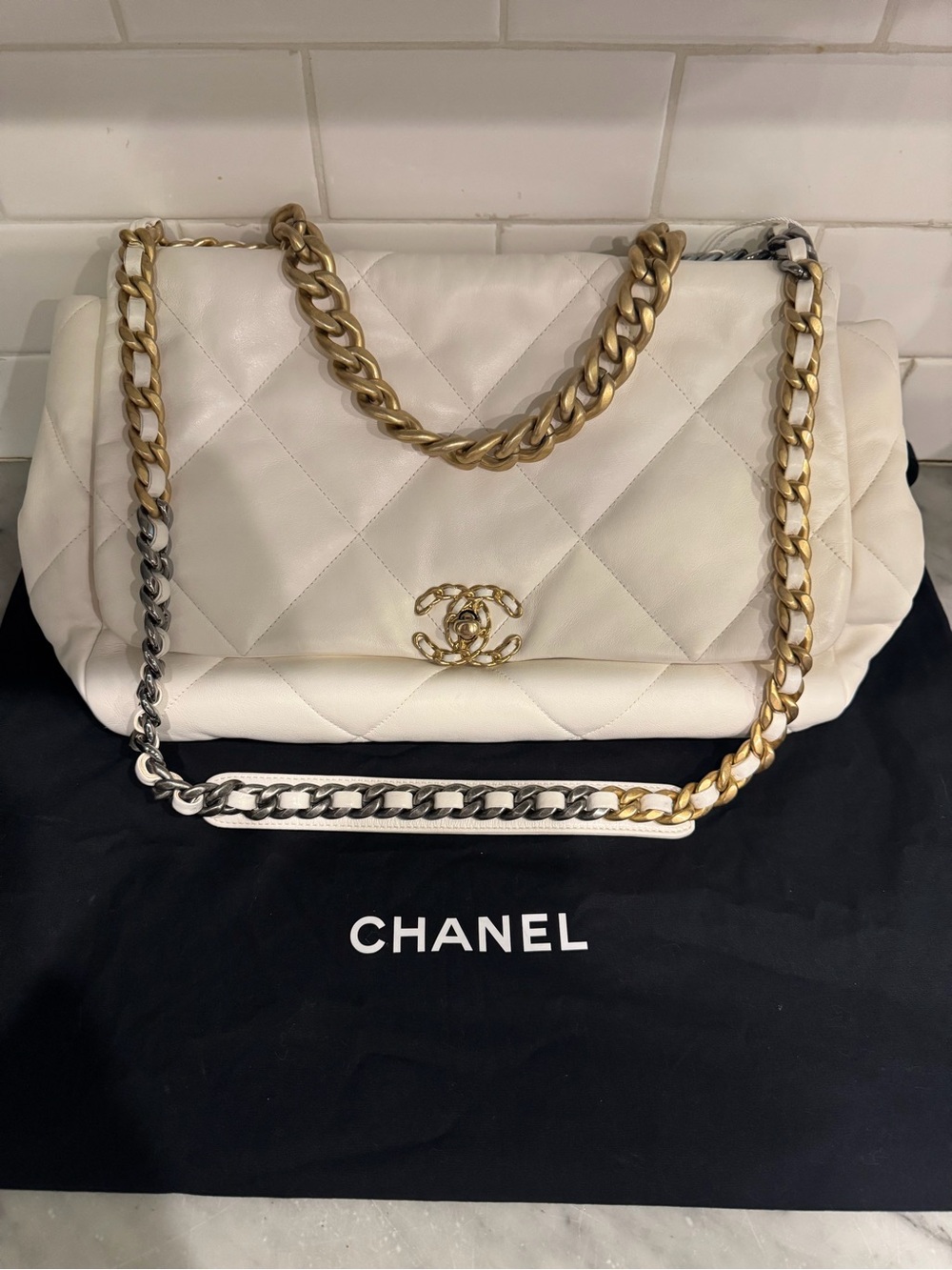 CHANEL White Quilted Leather Shoulder Bag with Dual-Tone Chain